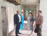Перейти к новости Капитальный ремонт участковой больницы п.Эльбан: депутаты ознакомились с ходом выполнения работ