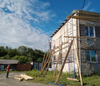 В селе Омми проведен ремонт кровли в многоквартирных домах за счет средств гранта Всероссийского конкурса  «Лучшая муниципальная практика»